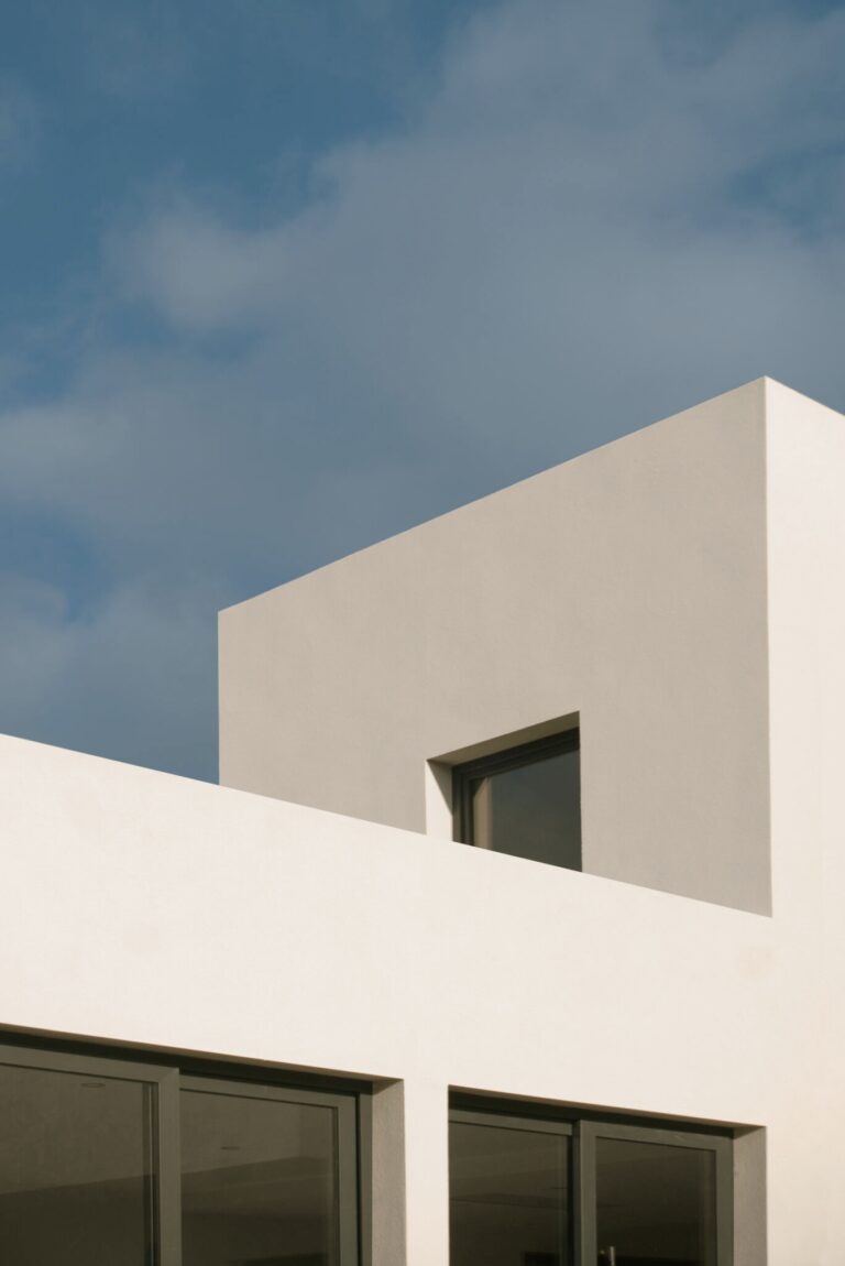 Fachada de Gonone, una casa en Lliça d'Amunt diseñada por Cala Estudi